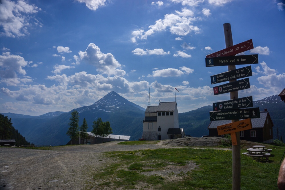 Bergstation der Krossobahn mit Gaustatoppen im Hintergrund